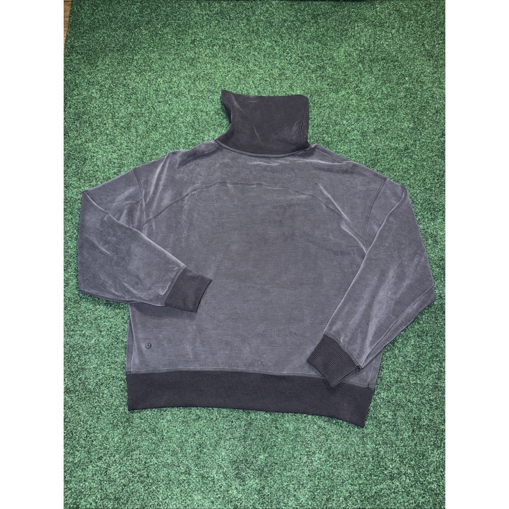 Women's Lululemon Size 10 Turtleneck‎ Pullover  Gray Color
